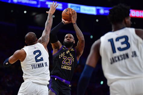 Lakers' LeBron James, Bucks' Giannis Antetokounmpo lead .